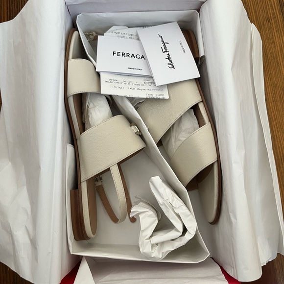 Salvatore Ferragamo "Chelle" sling back sandal, NIB, Mascarpone, 8.5 - Picture 2 of 3